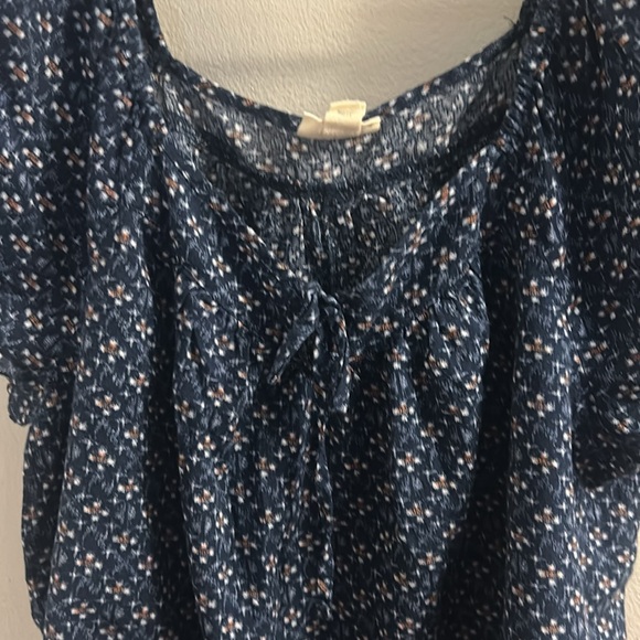 Woman’s top - Picture 2 of 4